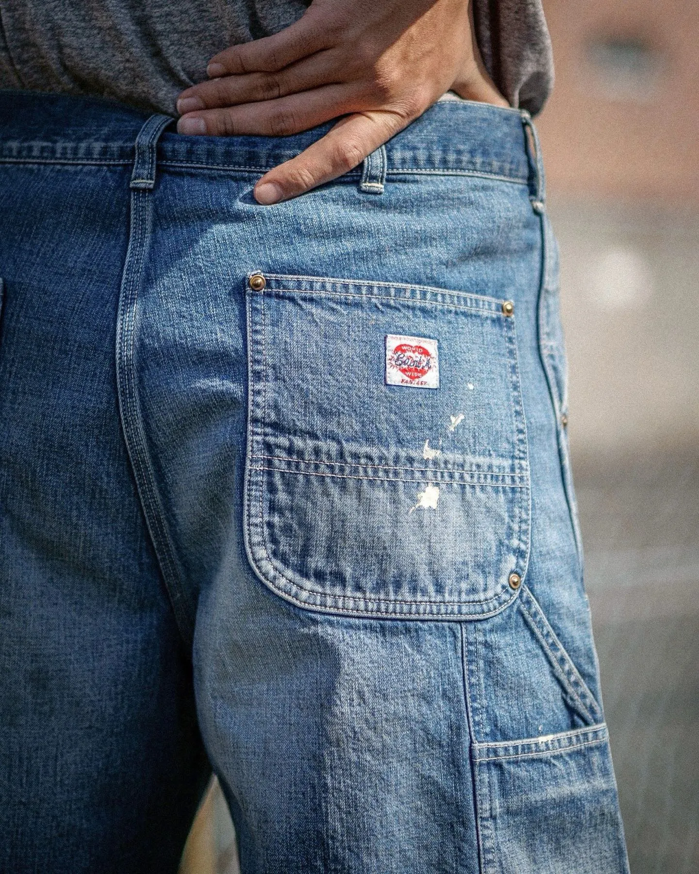 SAINT Mxxxxxx DOUBLE KNEE SHORTS/BLU Knee patches splashed with ink and water-splashed denim shorts. Denim blue S-XL. Custom-woven and dyed denim fabric with clear texture. Heavy-wash water-fading treatment to create local mottled fading/hole effects. Artificial distressing to simulate natural wearing marks. VINTAGE sense. Original consistent damage treatment. Hand-splashed ink and paint. Original consistent wash mark/pocket mark. Double knee patch. Rivet reinforcement. Improve functionality while enhancing design
